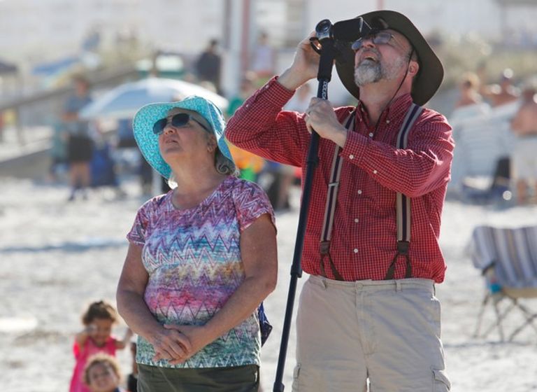 البعض حرص على توثيق اللحظة الصاروخ فالكون هيفي انطلق مخترقا السماء الزرقاء الصافية