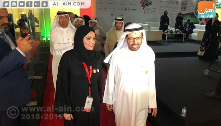 الدكتور علي النعيمي يتجول في معرض جامعة الإمارات للابتكار 2018
