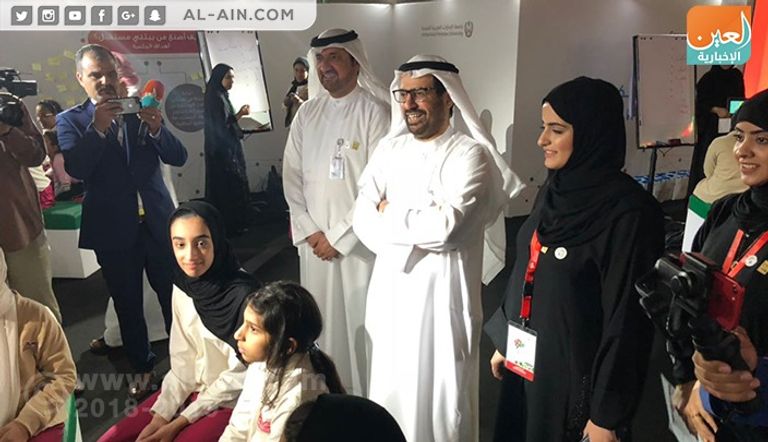 الدكتور النعيمي خلال جولته في المعرض  الدكتور علي النعيمي يتجول في معرض جامعة الإمارات للابتكار 2018