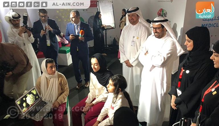 الدكتور علي راشد النعيمي يتعرف إلى جهود المشاركين  الدكتور علي النعيمي يتجول في معرض جامعة الإمارات للابتكار 2018