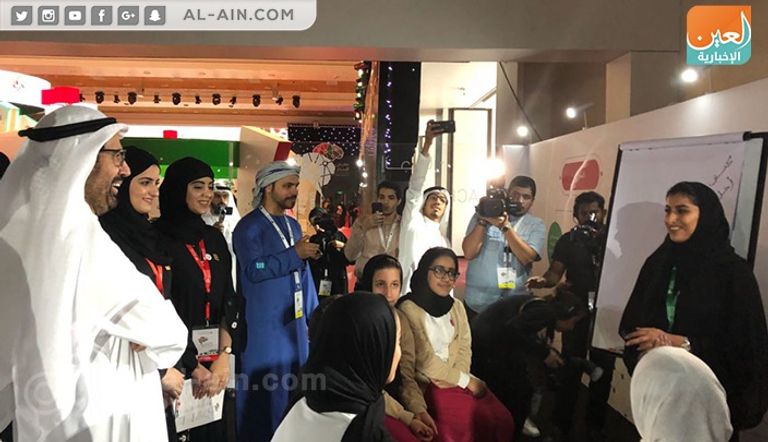 الدكتور علي راشد النعيمي يستمح إلى شرح من المشاركات  الدكتور علي النعيمي يتجول في معرض جامعة الإمارات للابتكار 2018