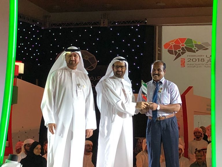 الدكتور علي النعيمي يتجول في معرض جامعة الإمارات للابتكار 2018