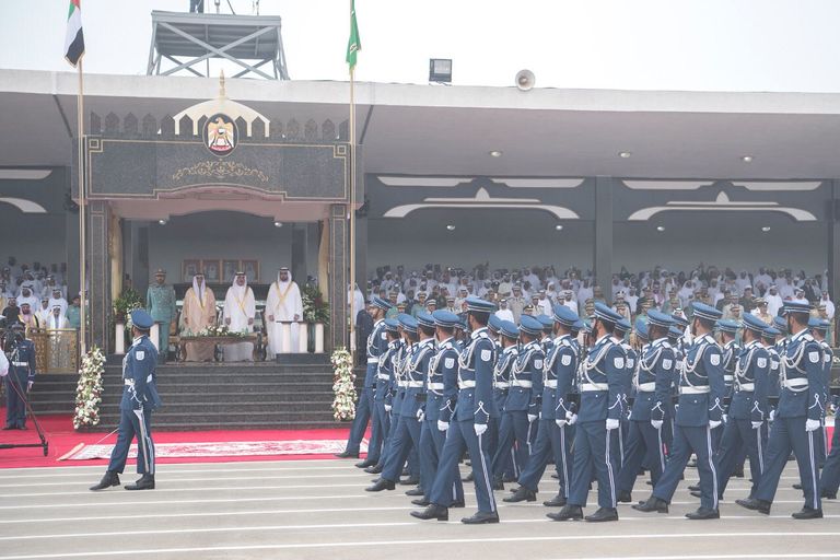 خلال العرض العسكري للخريجين الشيخ سعود بن راشد المعلا والشيخ سيف بن زايد آل نهيان يشهدان الحفل