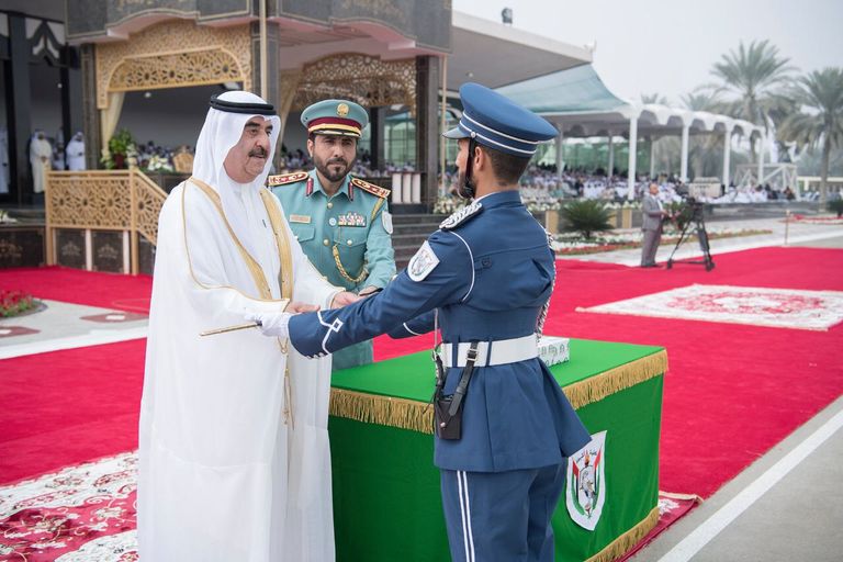 الشيخ سعود بن راشد المعلا خلال حفل التخرج الشيخ سعود بن راشد المعلا والشيخ سيف بن زايد آل نهيان يشهدان الحفل