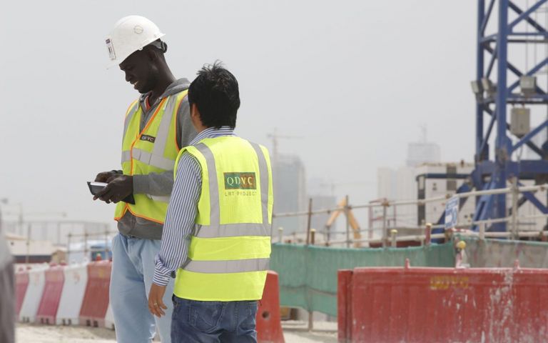 عمال شركة فينسي-ديار قطر القائمة على بناء الملاعب سوء أوضاع العمال الأجانب في قطر