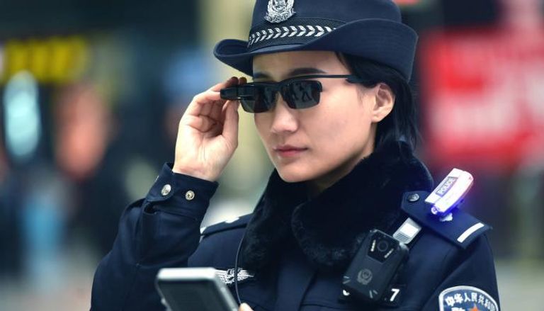 الشرطة الصينية تبدأ في استخدام نظارات بتقنية تحديد الهوية