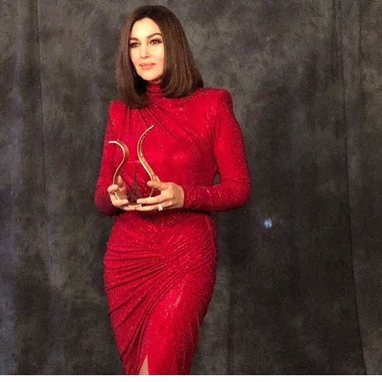 مونيكا بولوتشي مع جائزتها