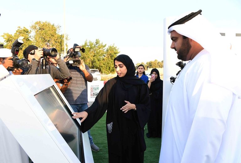 ولي عهد الفجيرة يستمع إلى شرح لأحد الابتكارات ولي عهد الفجيرة في افتتاح فعاليات شهر الابتكار بالإمارة