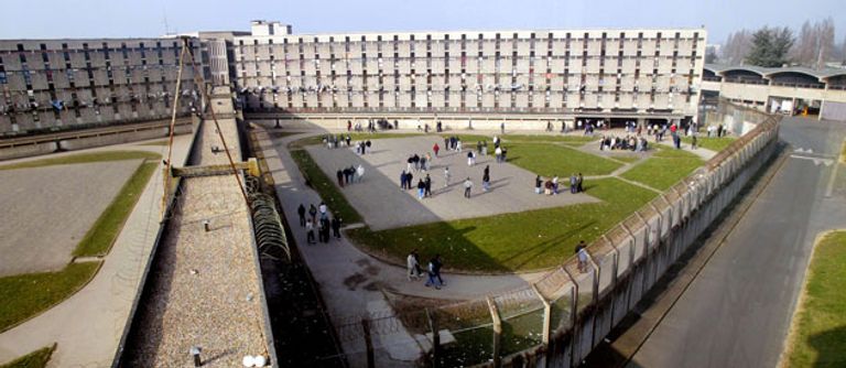 مشهد لساحة السجن من الخارج السجن المحتجز فيه طارق رمضان فلوري-ميروجيس