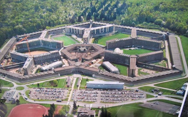 المبني الخارجي للسجن السجن المحتجز فيه طارق رمضان فلوري-ميروجيس