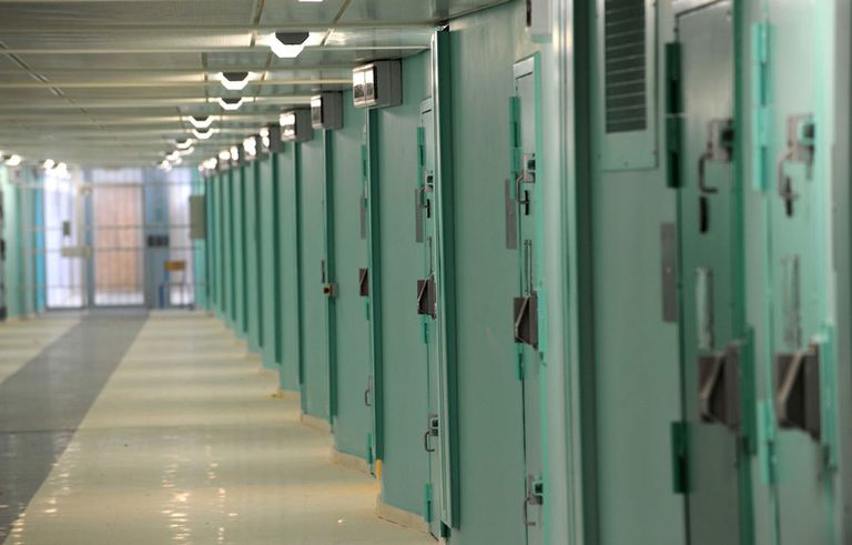 زنزانات السجن الانفرادية السجن المحتجز فيه طارق رمضان فلوري-ميروجيس