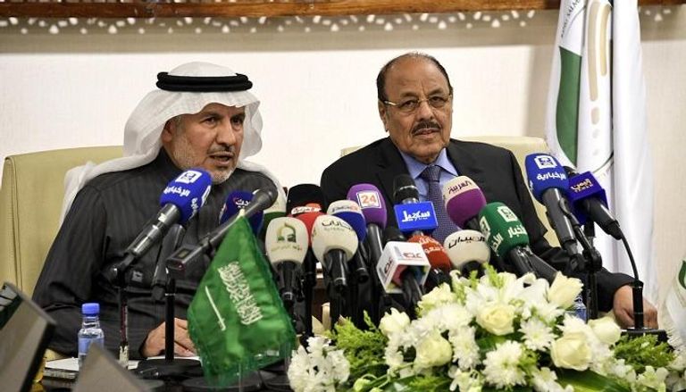 الدكتور عبد الله بن عبد العزيز الربيعة ونائب رئيس اليمن خلال المؤتمر