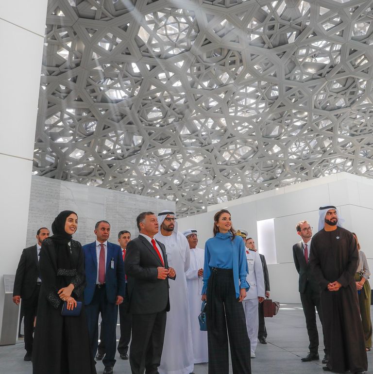 ملك الأردن وعقيلته أثناء زيارة متحف اللوفر بأبوظبي الشيخ محمد بن زايد آل نهيان في وداع الملك عبد الله