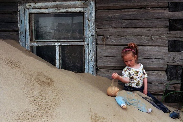 الرمال قد تغلق أبواب المنازل في ليلة واحدة