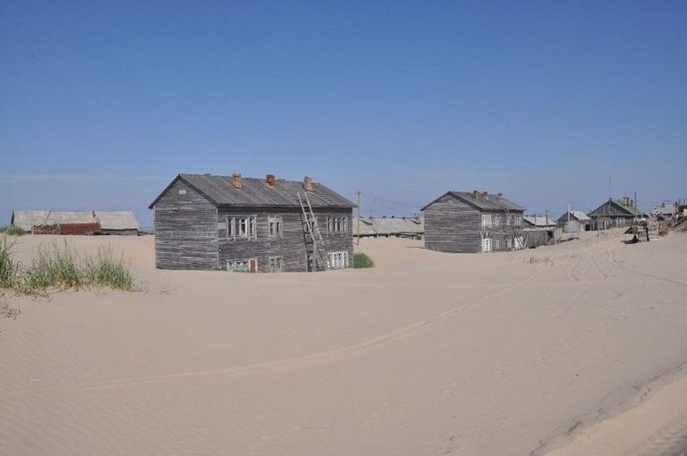 الرمال قد تغلق أبواب المنازل في ليلة واحدة