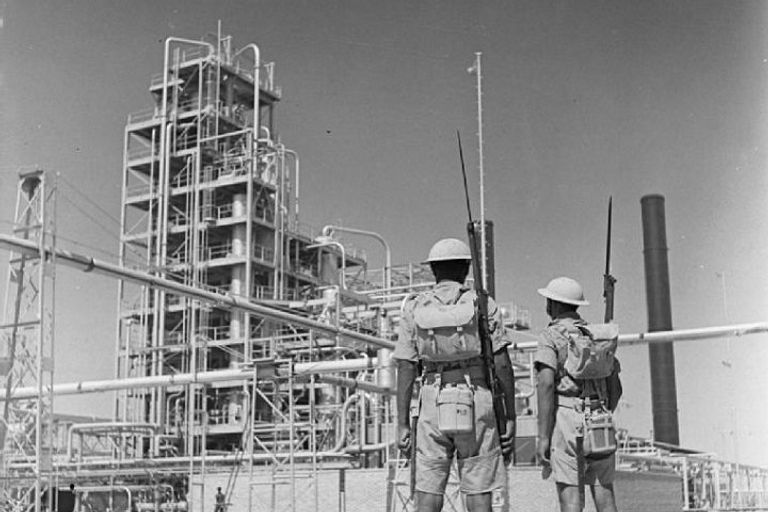 جنود بريطانيون يحرسون أحد المنشأت النفطية الإيرانية في الخمسينات