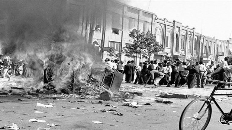 جانب من المظاهرات ضد حكومة مصدق في طهران عام 1953