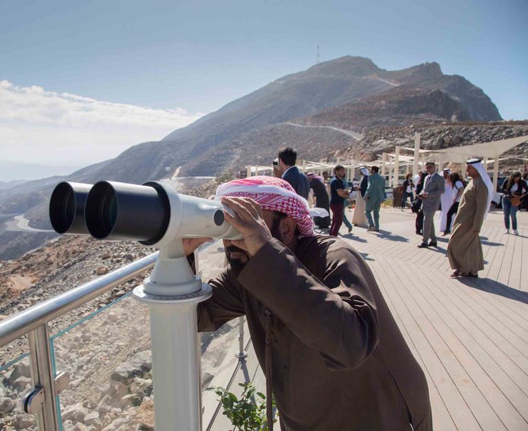 7 منصات مشاهدة تضم 12 منظاراً تتيح الرؤية البانورامية للأودية والجبال