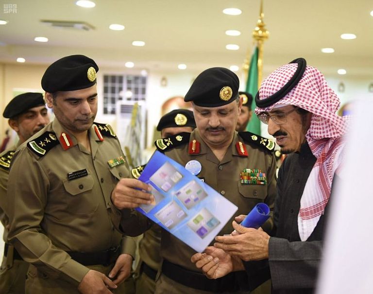 اطلع اللواء الأسمري على محتويات المعرض افتتاح معرض لنزلاء السجون بمهرجان الجنادرية