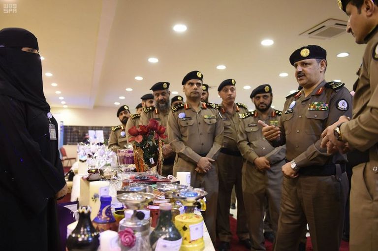 مدير عام السجون بالسعودية يستمع إلى شرح عن مشاركات النزلاء افتتاح معرض لنزلاء السجون بمهرجان الجنادرية