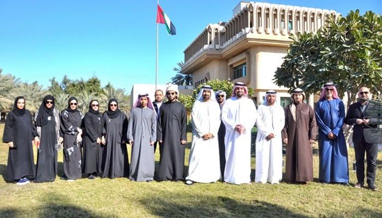 حسين الجسمي مع أعضاء السفارة الإماراتية بالكويت