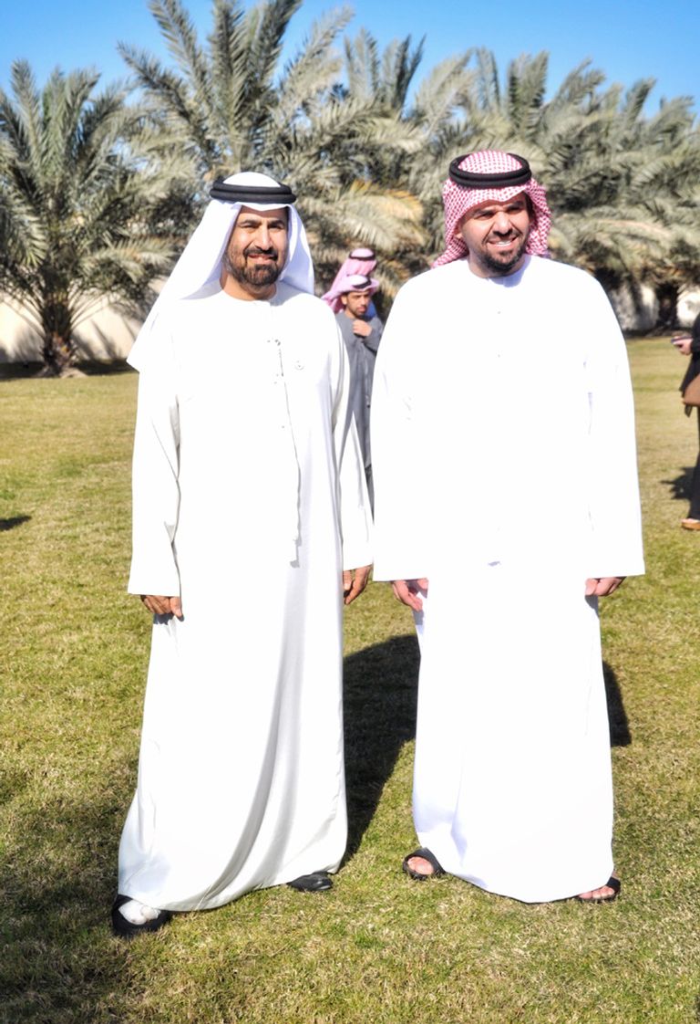 السفير الإماراتي لدى الكويت وحسين الجسمي  حسين الجسمي مع أعضاء السفارة الإماراتية بالكويت