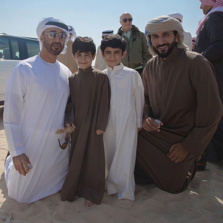 محمد بن زايد وإلى جواره الملك حمد بن عيسى آل خليفة