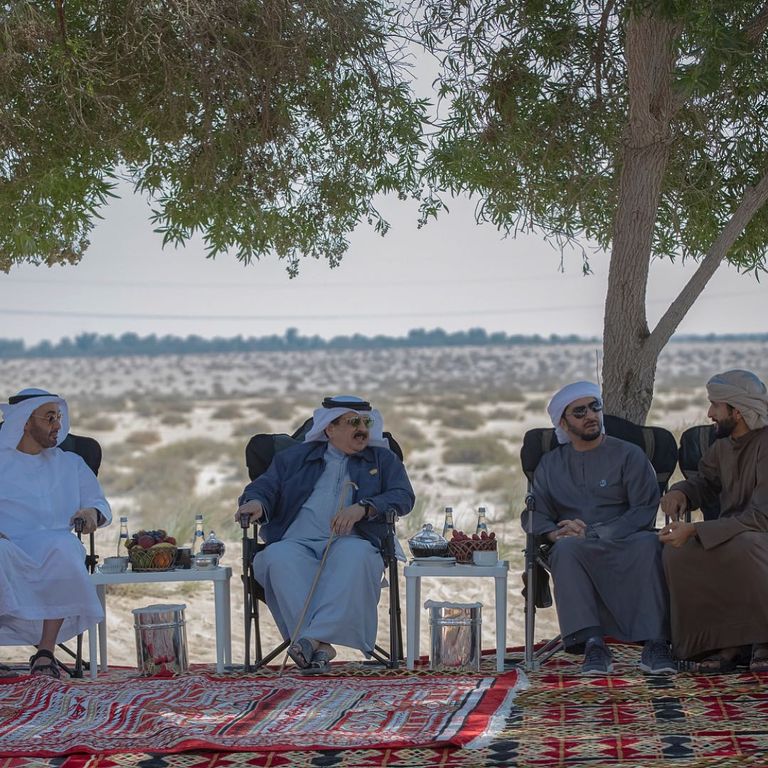 محمد بن زايد وإلى جواره الملك حمد بن عيسى آل خليفة