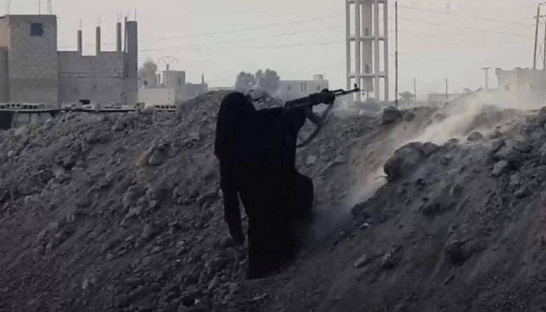 صورة من مقطع الفيديو المحذوف لإرهابية داعشية