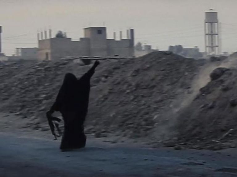 صورة من الفيديو المحذوف صورة من مقطع الفيديو المحذوف لإرهابية داعشية