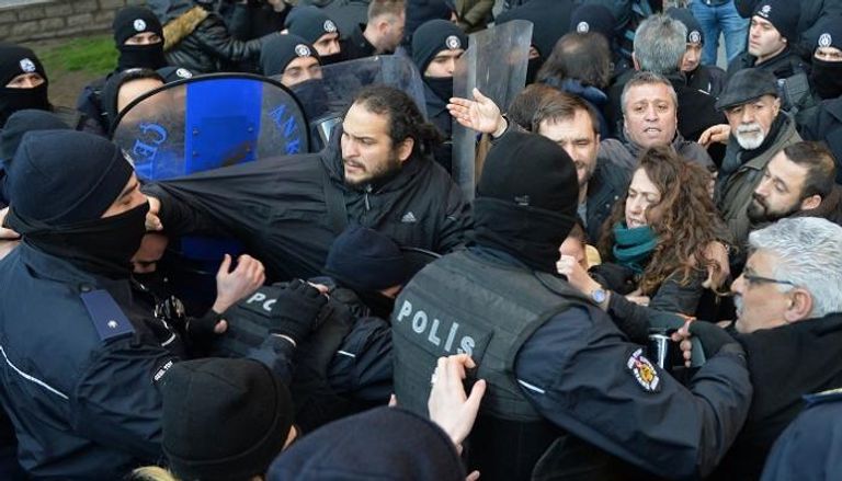 الشرطة التركية خلال محاولة فض مظاهرات ضد التدخل في سوريا - أ.ف.ب