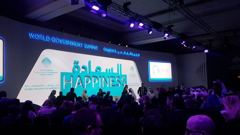 يناقش المشاركون سبل تضمين مفاهيم السعادة في السياسات الحكومية عهود الرومي تلقي كلمة افتتاح الحوار العالمي للسعادة