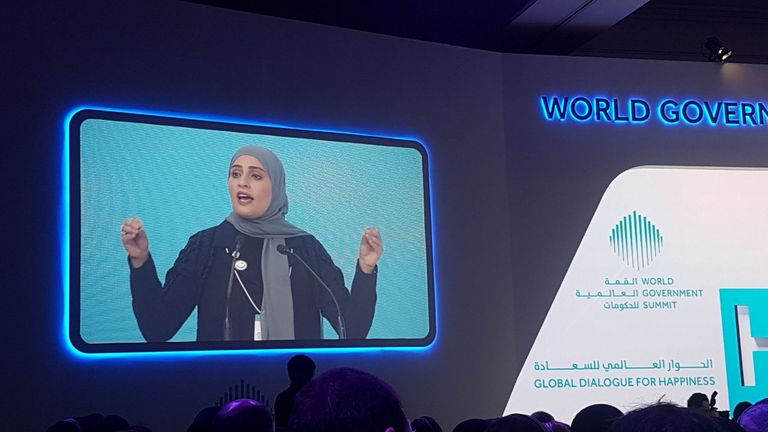 الرومي: نهجنا يجمع القطاع الحكومي والخاص معاً لتكوين السعادة عهود الرومي تلقي كلمة افتتاح الحوار العالمي للسعادة