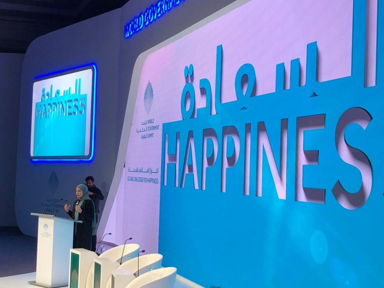 يقدم الحوار أكثر من 170 تجربة دولية عملية في السعادة وجودة الحياة عهود الرومي تلقي كلمة افتتاح الحوار العالمي للسعادة