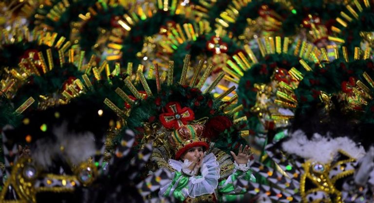 حشود تحتفل بكرنفال ساو باولو في البرازيل