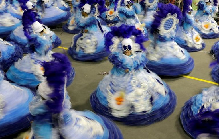 حشود تحتفل بكرنفال ساو باولو في البرازيل