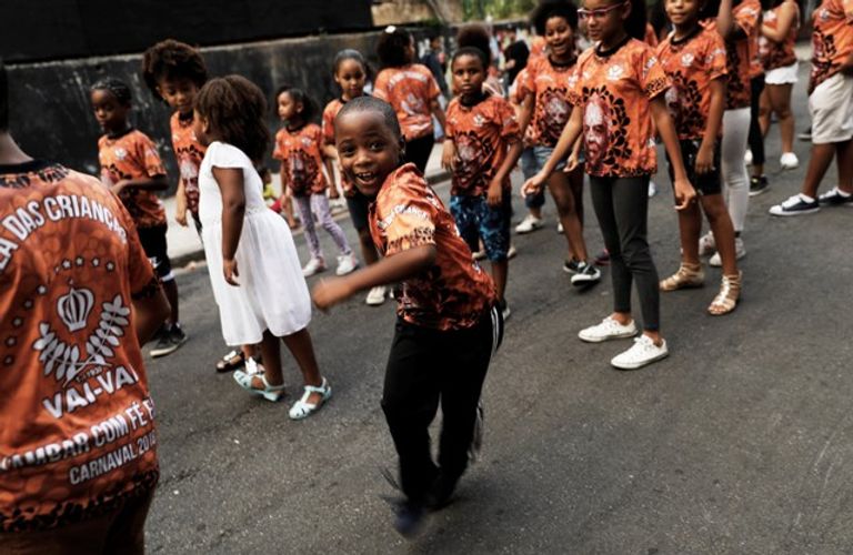 حشود تحتفل بكرنفال ساو باولو في البرازيل