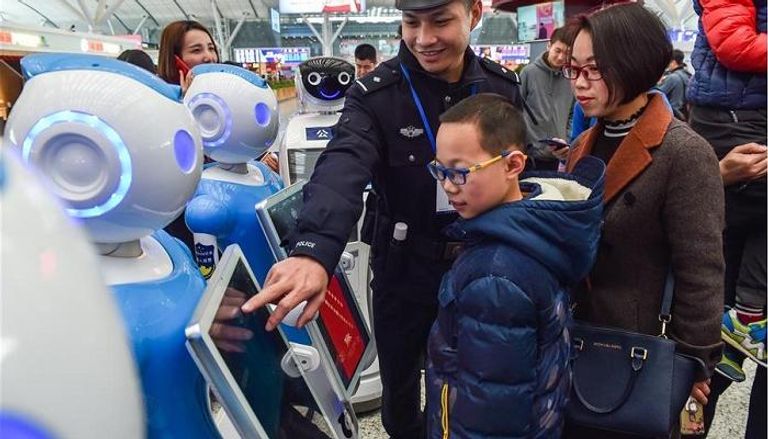 روبوت شرطي بإحدى محطات السكك الحديدية الصينية 