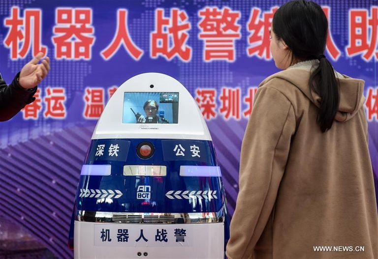 روبوت شرطي بإحدى محطات السكك الحديدية الصينية