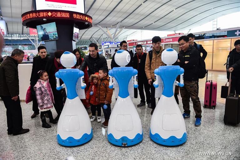 روبوت شرطي بإحدى محطات السكك الحديدية الصينية