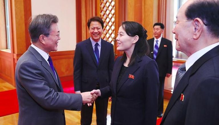 رئيس كوريا الجنوبية خلال استقباله شقيقة الزعيم الكوري الشمالي- أ.ف.ب