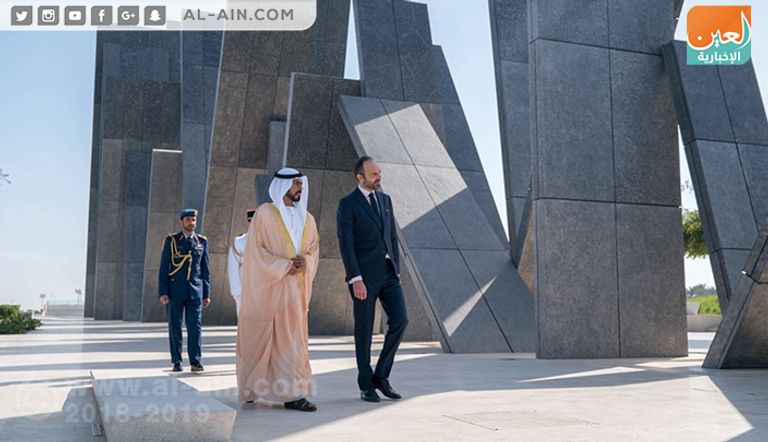 الشيخ خليفة بن طحنون ورئيس وزراء فرنسا في واحة الكرامة الشيخ خليفة بن طحنون ورئيس وزراء فرنسا في واحة الكرامة