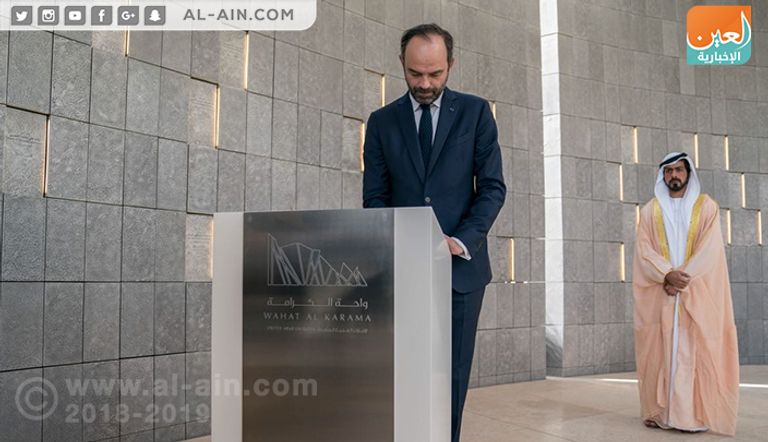 رئيس وزراء فرنسا يسجل كلمة في سجل الزوار الشيخ خليفة بن طحنون ورئيس وزراء فرنسا في واحة الكرامة