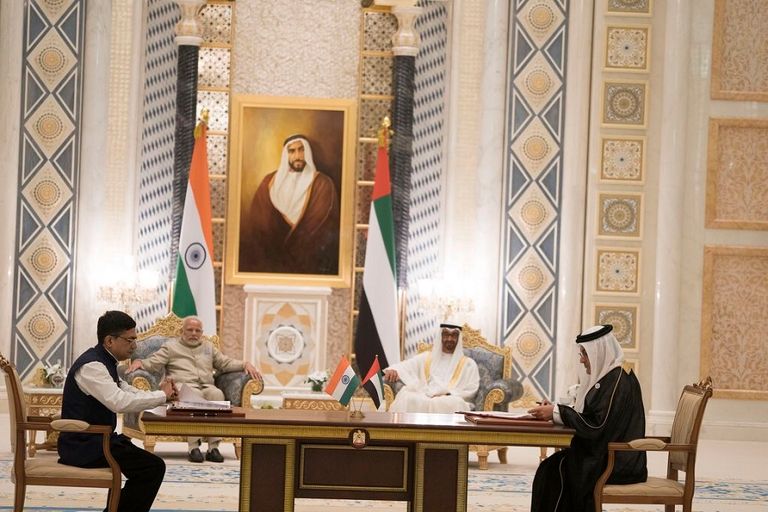 الشيخ محمد بن زايد ورئيس وزراء الهند يشهدان توقيع عدة اتفاقيات مشتركة الشيخ محمد بن زايد آل نهيان ورئيس الوزراء الهندي