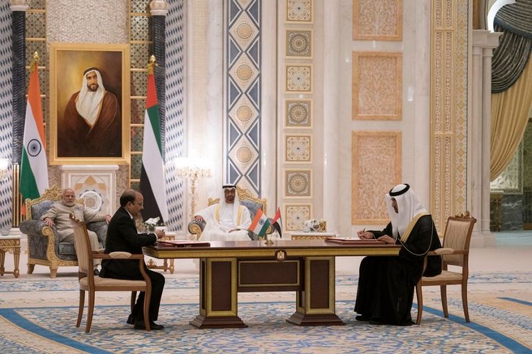 جانب من توقيع إحدى الاتفاقيات المشتركة بين الإمارات والهند الشيخ محمد بن زايد آل نهيان ورئيس الوزراء الهندي