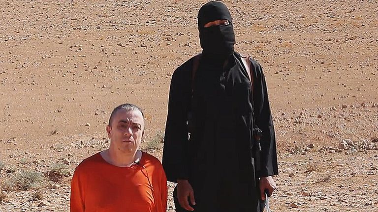 أحد سفاحي داعش ينفذ إعدام رهينة -أرشيفية