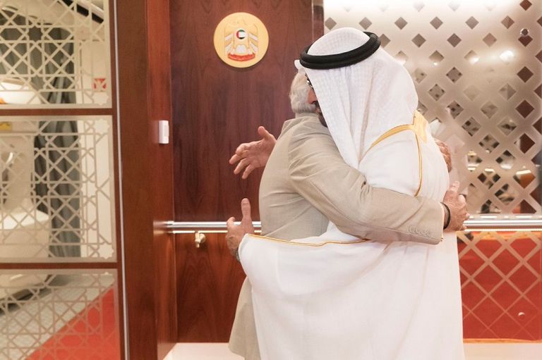 الشيخ محمد بن زايد آل نهيان يرحب برئيس وزراء الهند الشيخ محمد بن زايد آل نهيان يستقبل رئيس وزراء الهند ناريندرا مودي