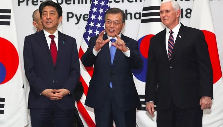 بنس مع رئيس كوريا الجنوبية ورئيس الوزراء الياباني - أ. ف. ب