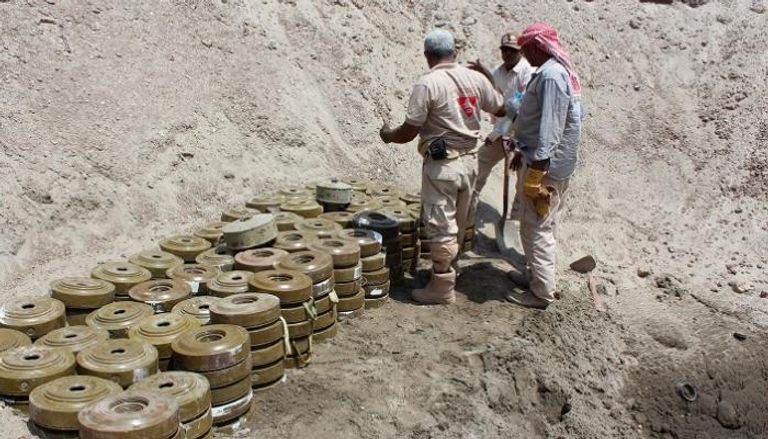 عناصر من الجيش اليمني أثناء عملية نزع ألغام - أرشيفية
