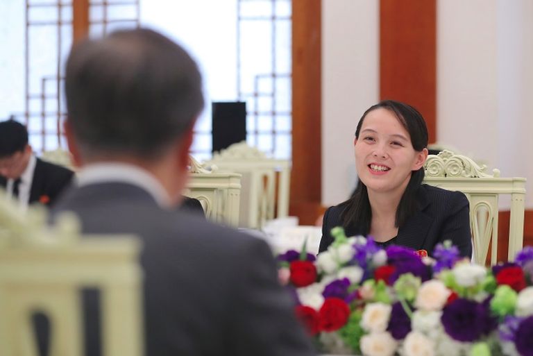 شقيقة زعيم كوريا الشمالية خلال المحادثات مع رئيس كوريا الجنوبية- أ.ف.ب